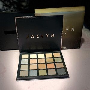 Jaclyn Luxe legacy palette, 20 colors, each color is 1.7 grams